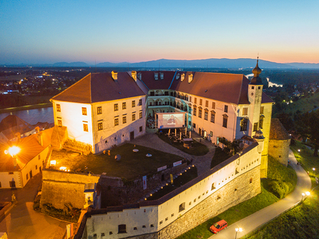 Dvorišče Ptujskega gradu je slikovito prizorišče Kina brez stropa (foto: Albin Bezjak)