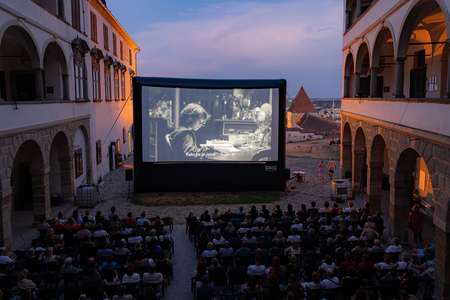 Kino brez stropa je vsak večer napolnil slikovito dvorišče Ptujskega gradu_Foto_Albin Bezjak